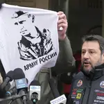 El alcalde de Przemysl, Wojciech Bakun, a la izquierda, sostiene una camiseta con la imagen del presidente ruso Vladimir Putin