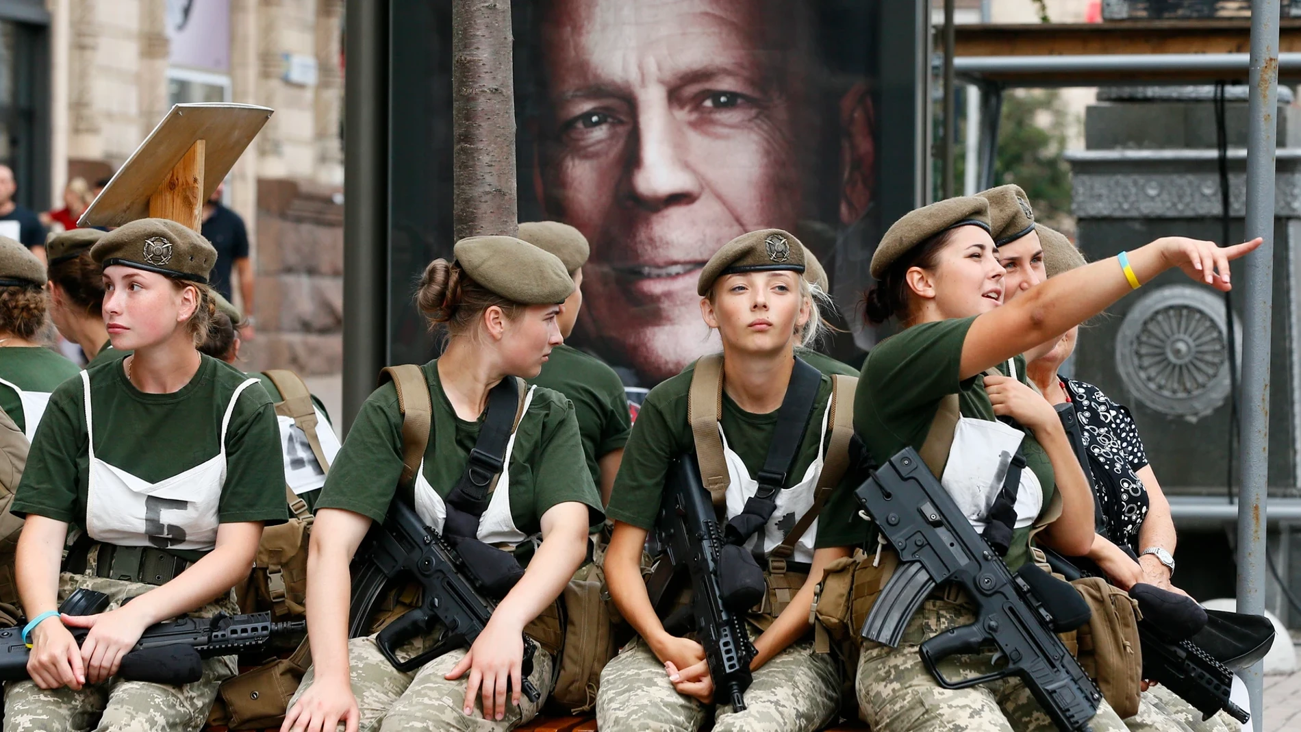 Mujeres soldados durante el ensayo de un desfile militar días antes del Día de la Independencia en Kiev en 2018
