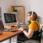 Una mujer con discapacidad durante su horario laboral