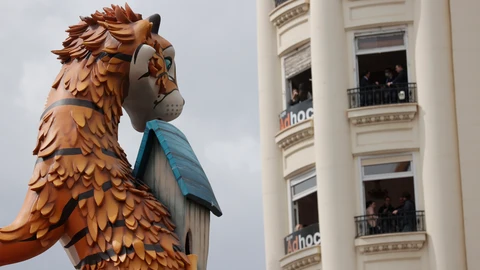 Operarios de la falla municipal, prosiguen con el montaje de la falla del Ayuntamiento