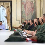 El presidente de Venezuela, Nicolás Maduro, en una reunión con miembros de su gabinete y alto mando militar, en Caracas (Venezuela).