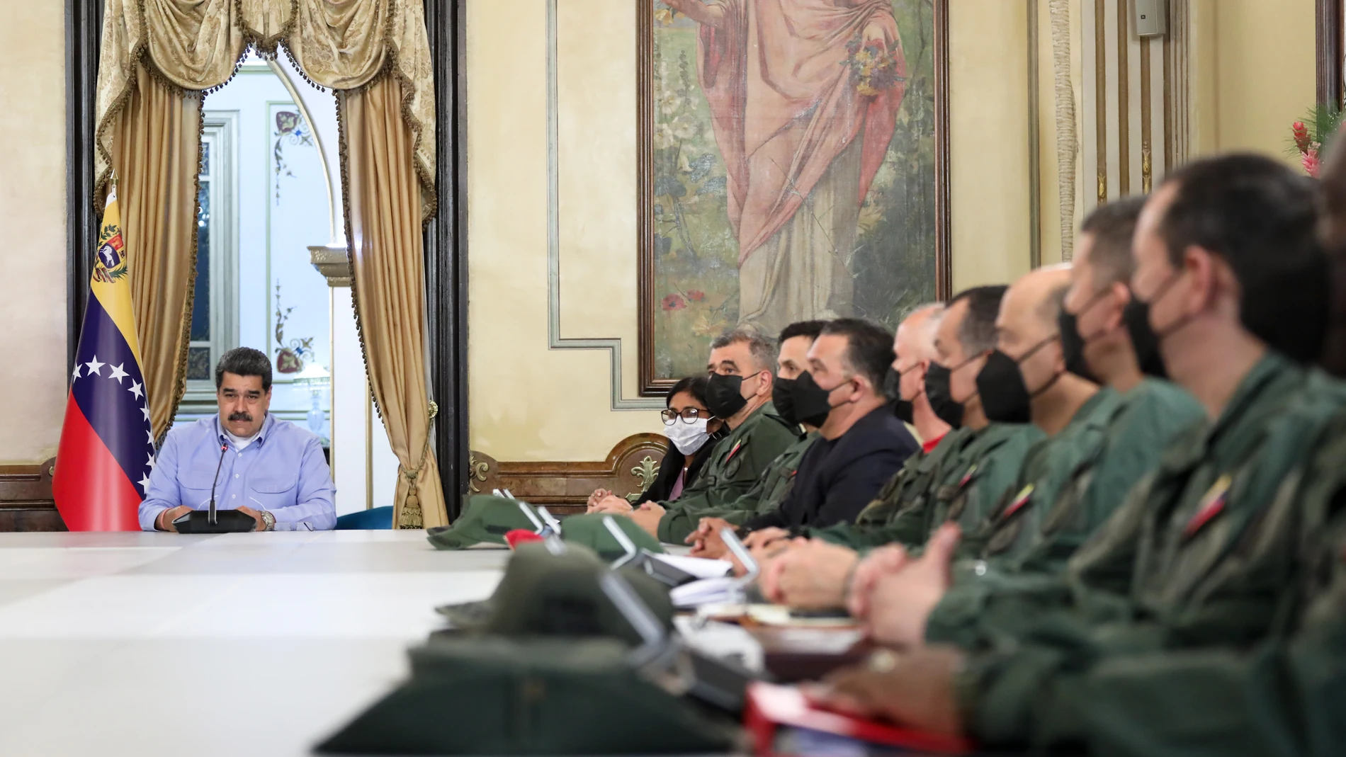 El presidente de Venezuela, Nicolás Maduro, en una reunión con miembros de su gabinete y alto mando militar, en Caracas (Venezuela).