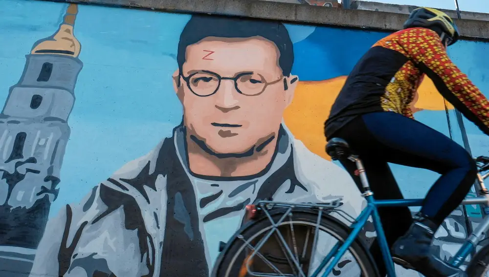 Un mural del grafitero KAWU que representa al presidente ucraniano Volodymyr Zelenskiy como Harry Potter con una Z en la frente (en lugar de un rayo) que simboliza la invasión rusa de Ucrania se ve en Poznan, Polonia