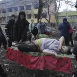 Una joven embarazada es trasladada tras el bombardeo del hospital