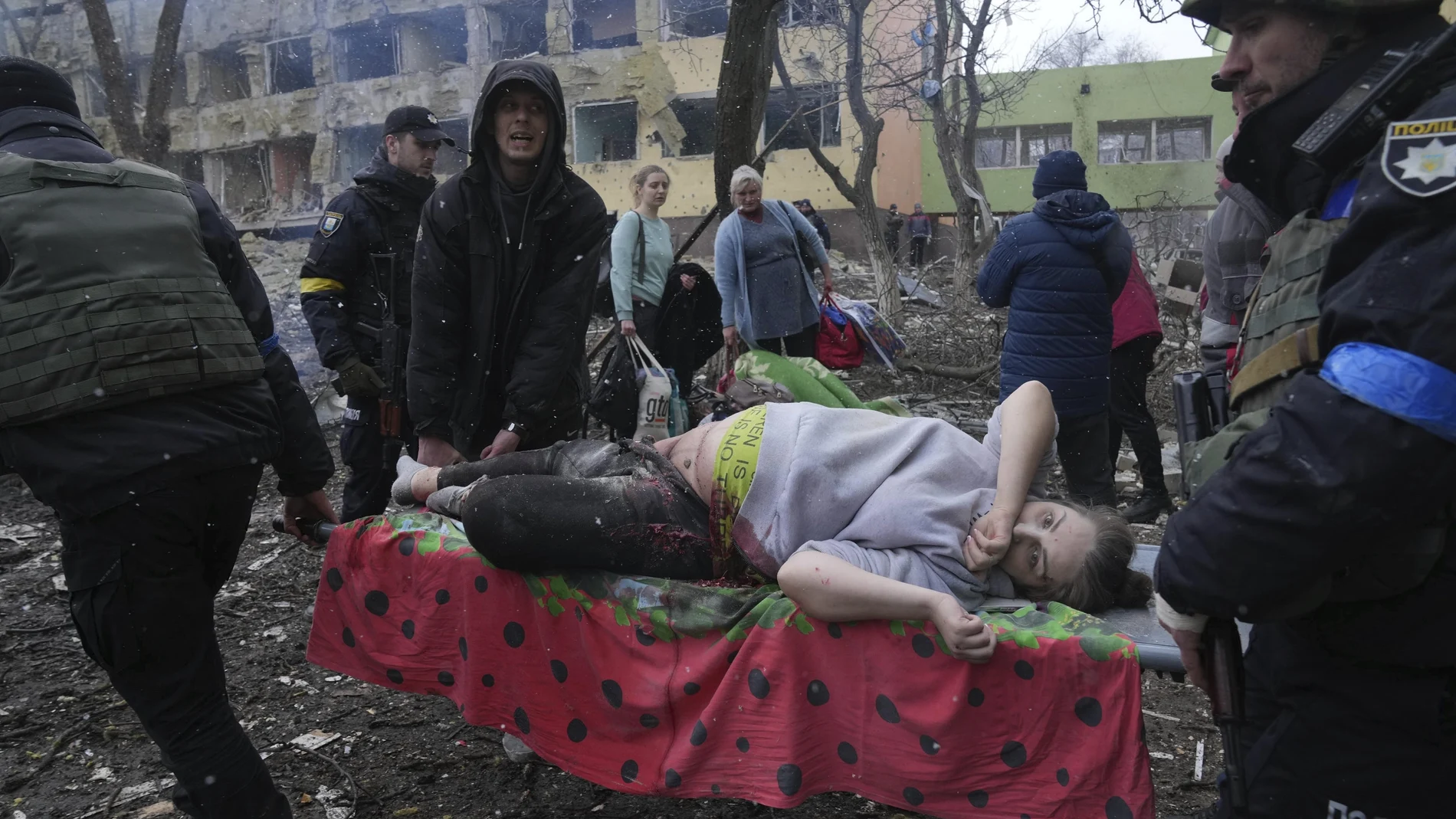 Una joven embarazada es trasladada tras el bombardeo del hospital