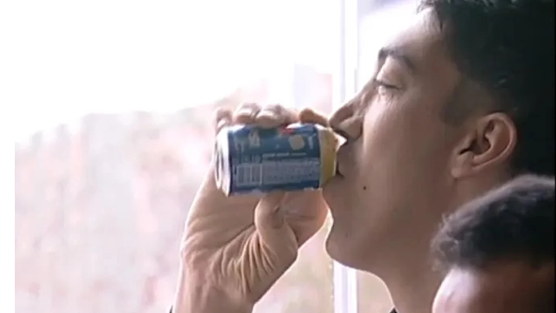 Sultan Kosen bebiendo de una lata de 330 ml | Guinness World Record
