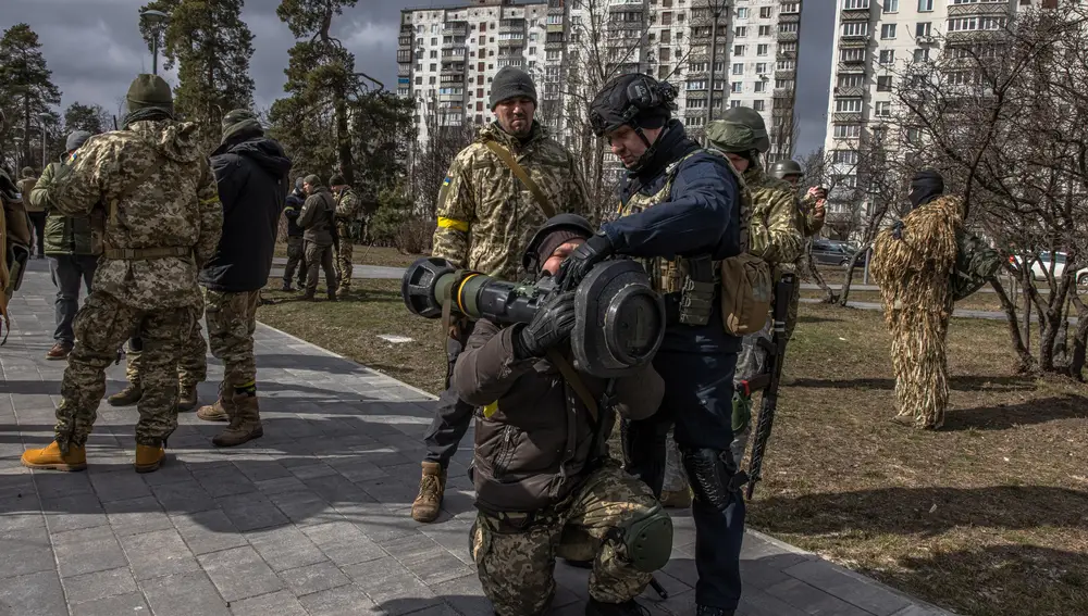 Miembros de las Fuerzas de Defensa Territorial de Ucrania aprenden a utilizar un misil Javelin