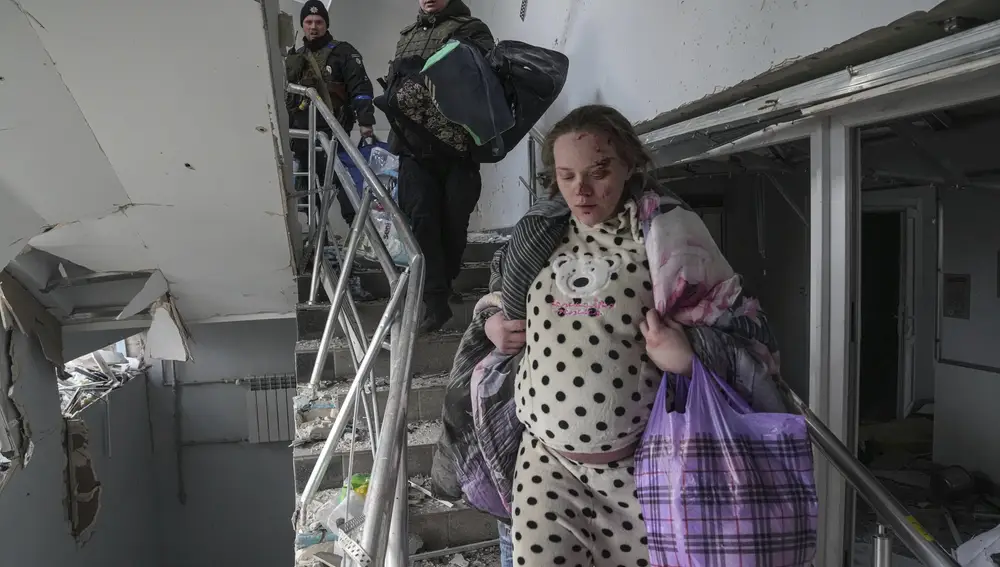 Una mujer embarazada intenta salir del hospital materno de Mariupol atacado por tropas rusas