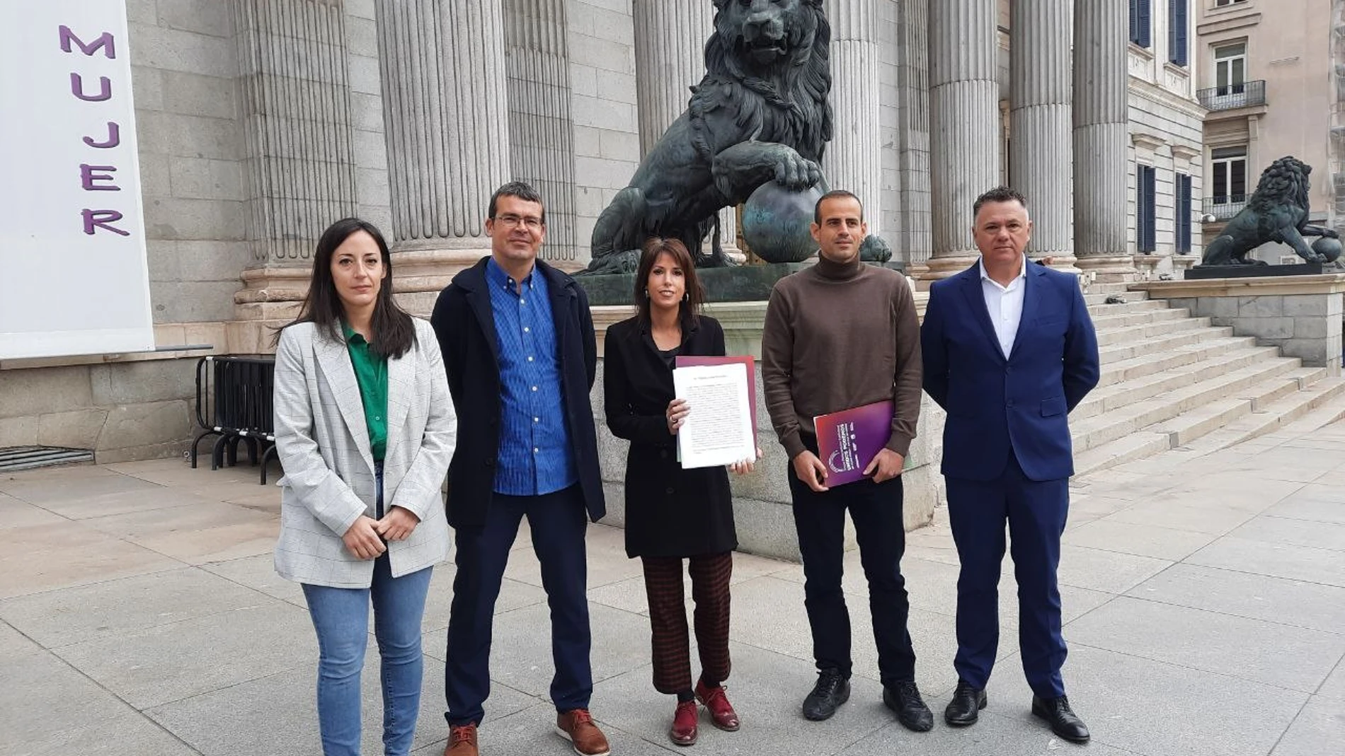 Los diputados de Unidas Podemos en el Congreso Martina Velarde, Miguel Ángel Bustamante, Isabel Franco, Pedro Honrubia y Juan Antonio Delgado, tras interponer un recurso al TC contra la Ley del Suelo de Andalucía. UNIDAS PODEMOS 09/03/2022