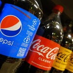 09/03/2022.- Botellas de Coca Cola y Pepsi en un supermercado EFE/EPA/MAXIM SHIPENKOV