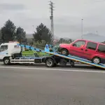 Grúa retirando un vehículo averiado