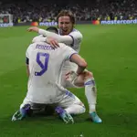 Benzema y Modric se abrazan sobre el césped para celebrar la remontada