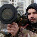 Un nuevo miembro de las Fuerzas de Defensa Territorial se entrena para manejar el lanzador antitanque AT4 durante unos ejercicios militares en medio de la invasión rusa de Ucrania