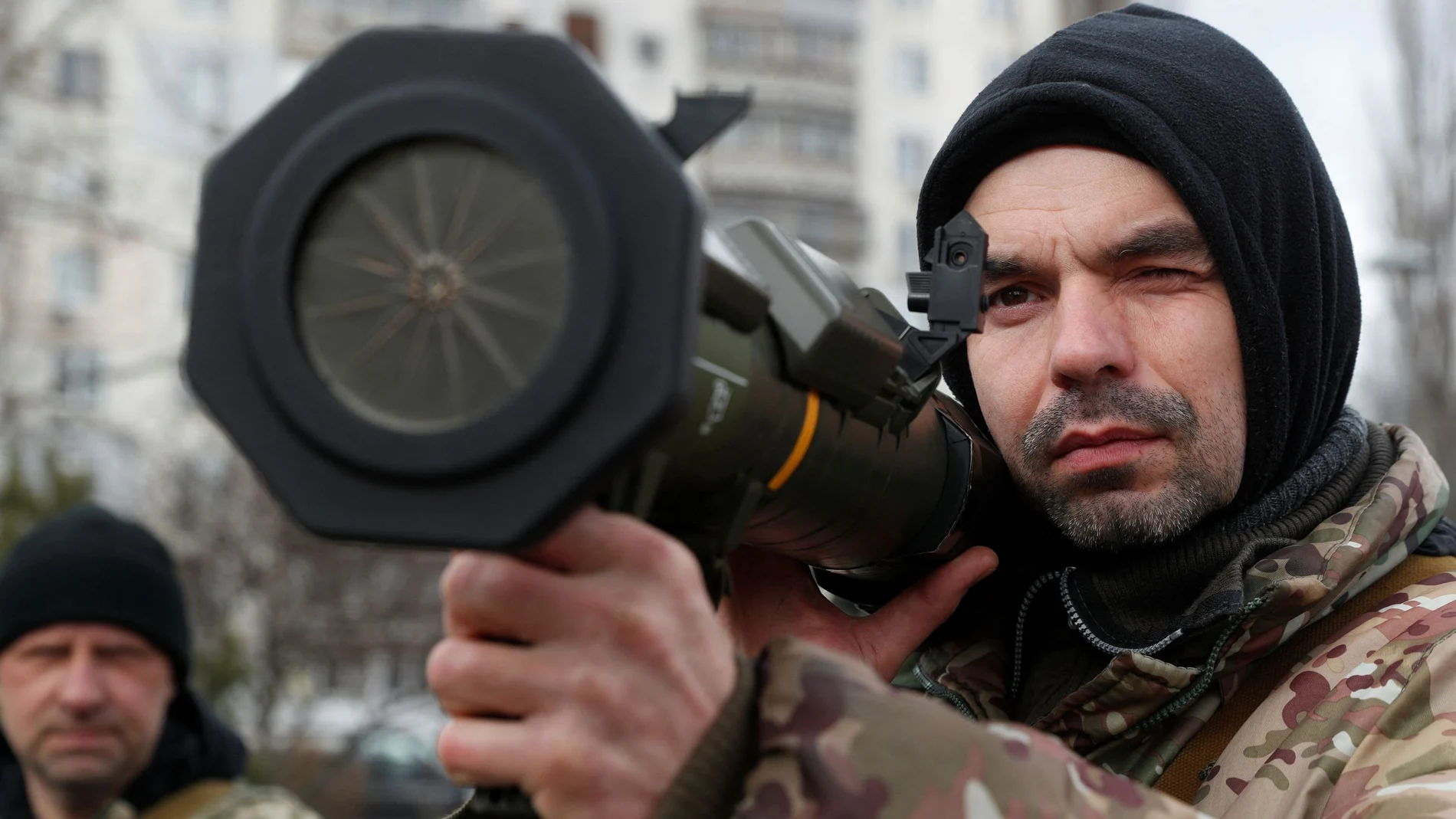 Un nuevo miembro de las Fuerzas de Defensa Territorial se entrena para manejar el lanzador antitanque AT4 durante unos ejercicios militares en medio de la invasión rusa de Ucrania