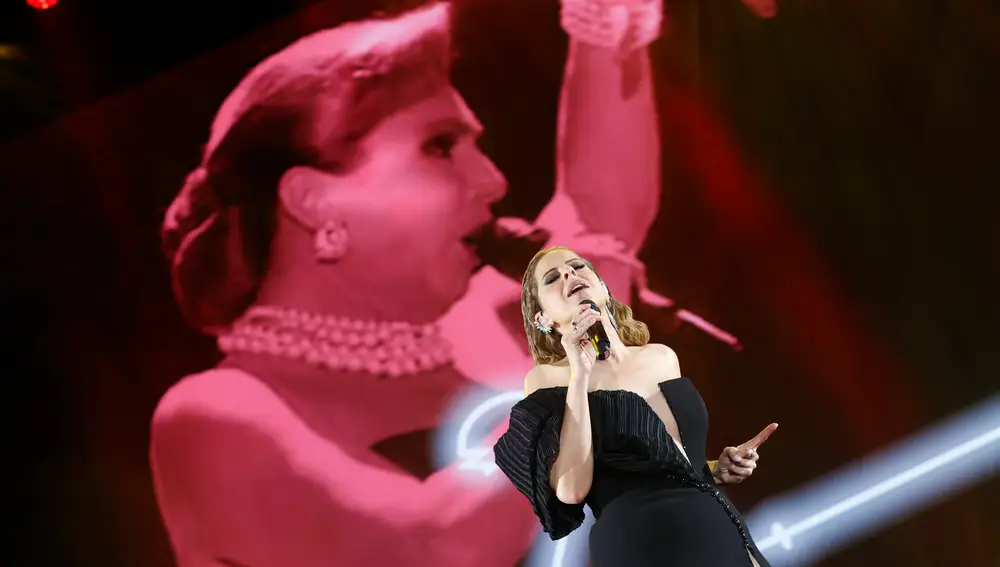 La cantante Pastora Soler durante el concierto benéfico que ayer rindió homenaje a Rocío Jurado, en el Wizink Center Madrid. EFE/ Javier Lizón
