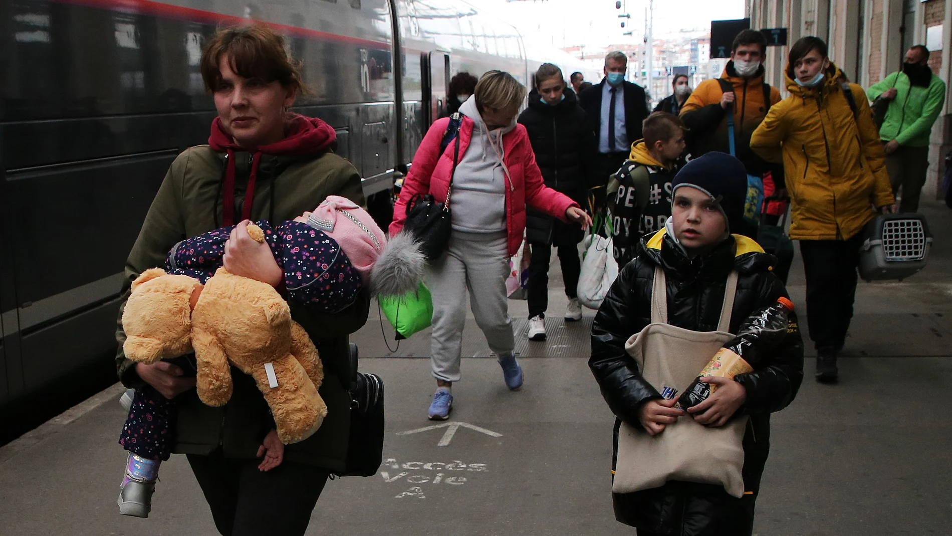 Refugiados ucranianos llegan a la estación francesa de Hendaya