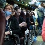 Refugiados ucranianos suben este miércoles en Cracovia al autobús fletado por Farmacéuticos Solidarios