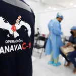 Personal médico aplica una dosis de la vacuna AstraZeneca contra la COVID-19, en la ciudad de Panamá (Panamá).