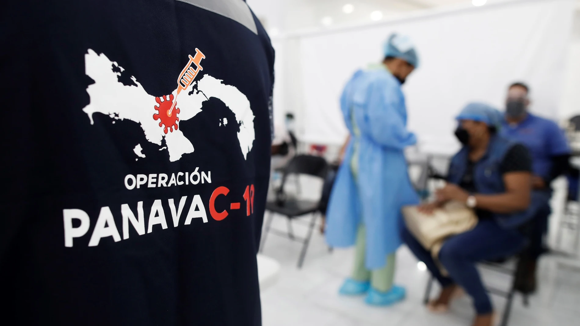 Personal médico aplica una dosis de la vacuna AstraZeneca contra la COVID-19, en la ciudad de Panamá (Panamá).