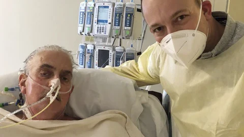 David Bennett junto a su padre tras la operación