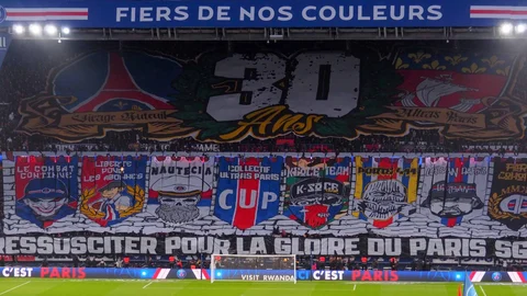 El Collectif Ultras Paris (CUP) apoya al PSG desde la grada Auteuil del Parque de los Príncipes.