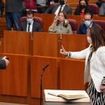 La procuradora socialista, Rosa Rubio, rechaza el saludo al presidente de las Cortes regionales