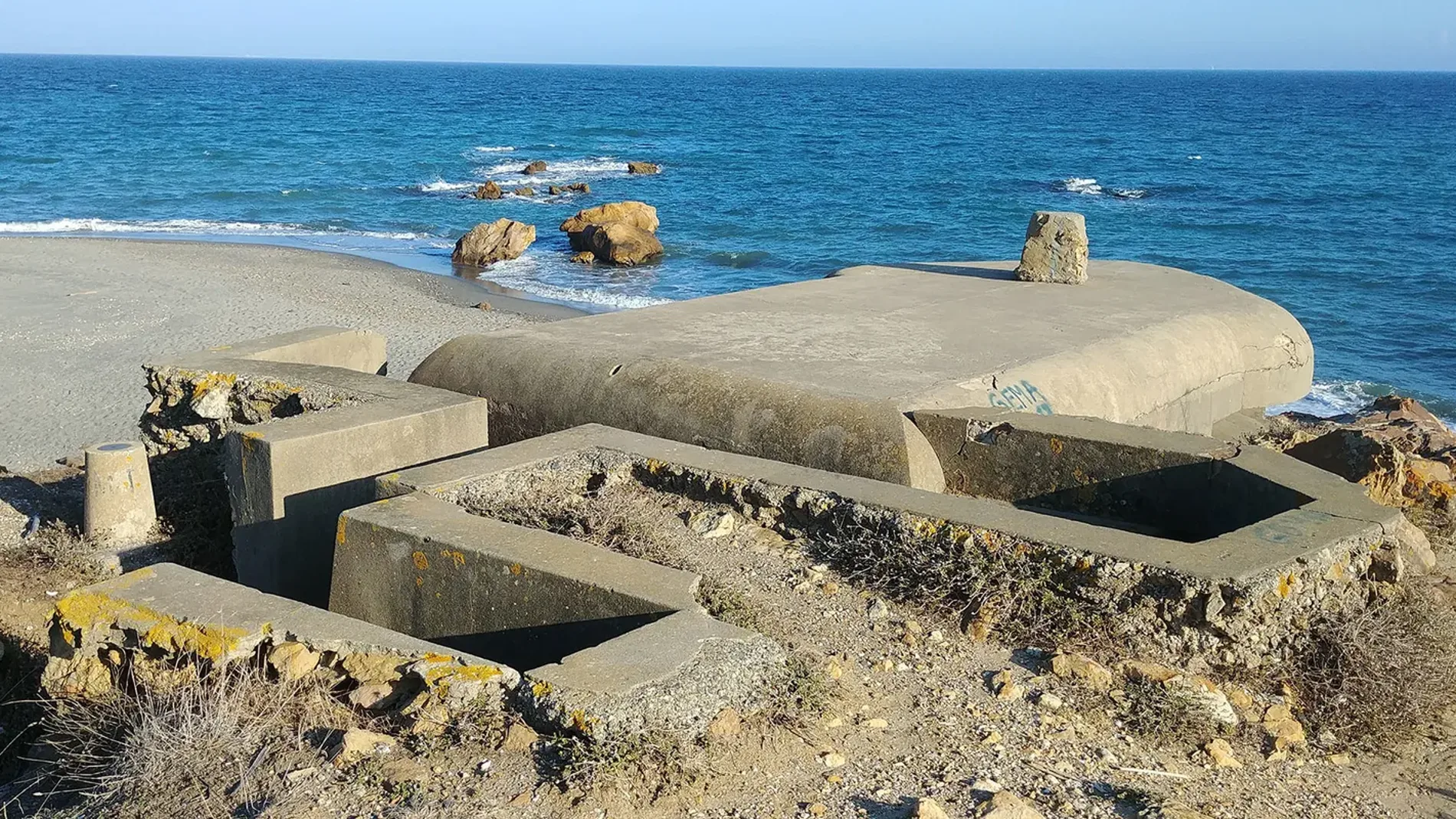 Búnker construido durante la II Guerra Mundial en una playa de San Roque (Cádiz)