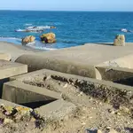 Búnker construido durante la II Guerra Mundial en una playa de San Roque (Cádiz)