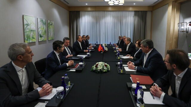 Los ministros de Asuntos Exteriores turco, Mevlut Cavusoglu, ruso, Sergei Lavrov, y ucraniano, Dimitro Kuleba, durante la reunión de hoy en Antalya