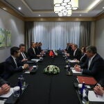 Los ministros de Asuntos Exteriores turco, Mevlut Cavusoglu, ruso, Sergei Lavrov, y ucraniano, Dimitro Kuleba, durante la reunión de hoy en Antalya