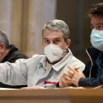 El presidente del comité de empresa de la factoría que Nissan tiene en Ávila, Felipe González (c), durante la última asamblea informativa celebrada la pasada semana