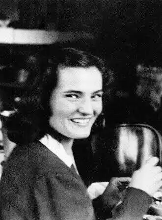 Carmen Laforet tras haber obtenido el Premio Nadal, en enero de 1945
