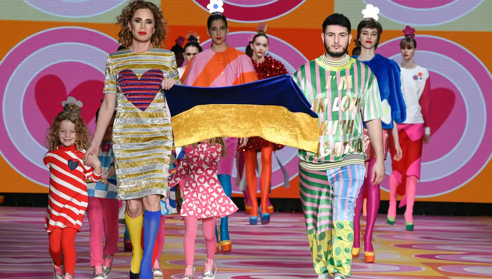Ágatha Ruiz de la Prada y Omar Montes homenajean a Ucrania durante su desfile en la Mercedes Benz Fashion Week de Madrid
