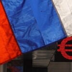 Una bandera rusa en una casa de cambio