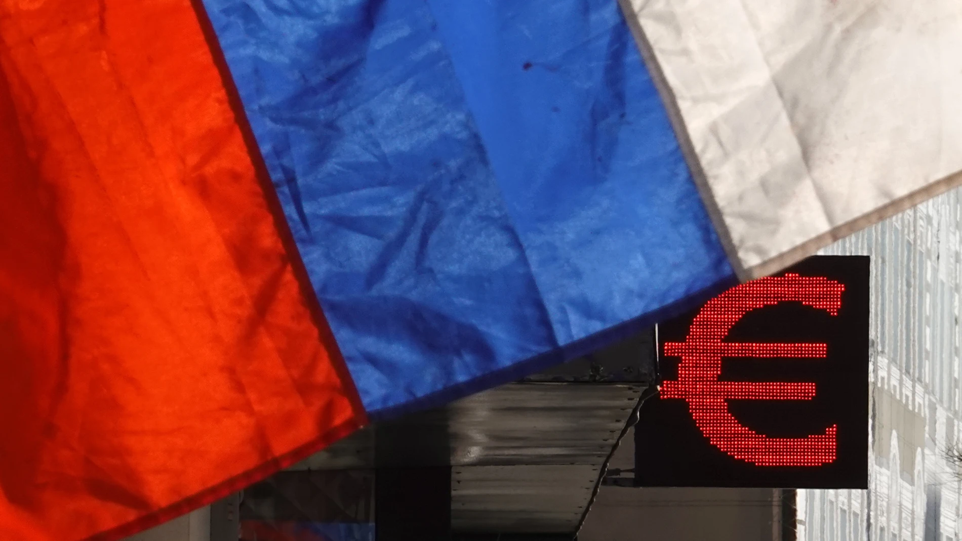 Una bandera rusa en una casa de cambio