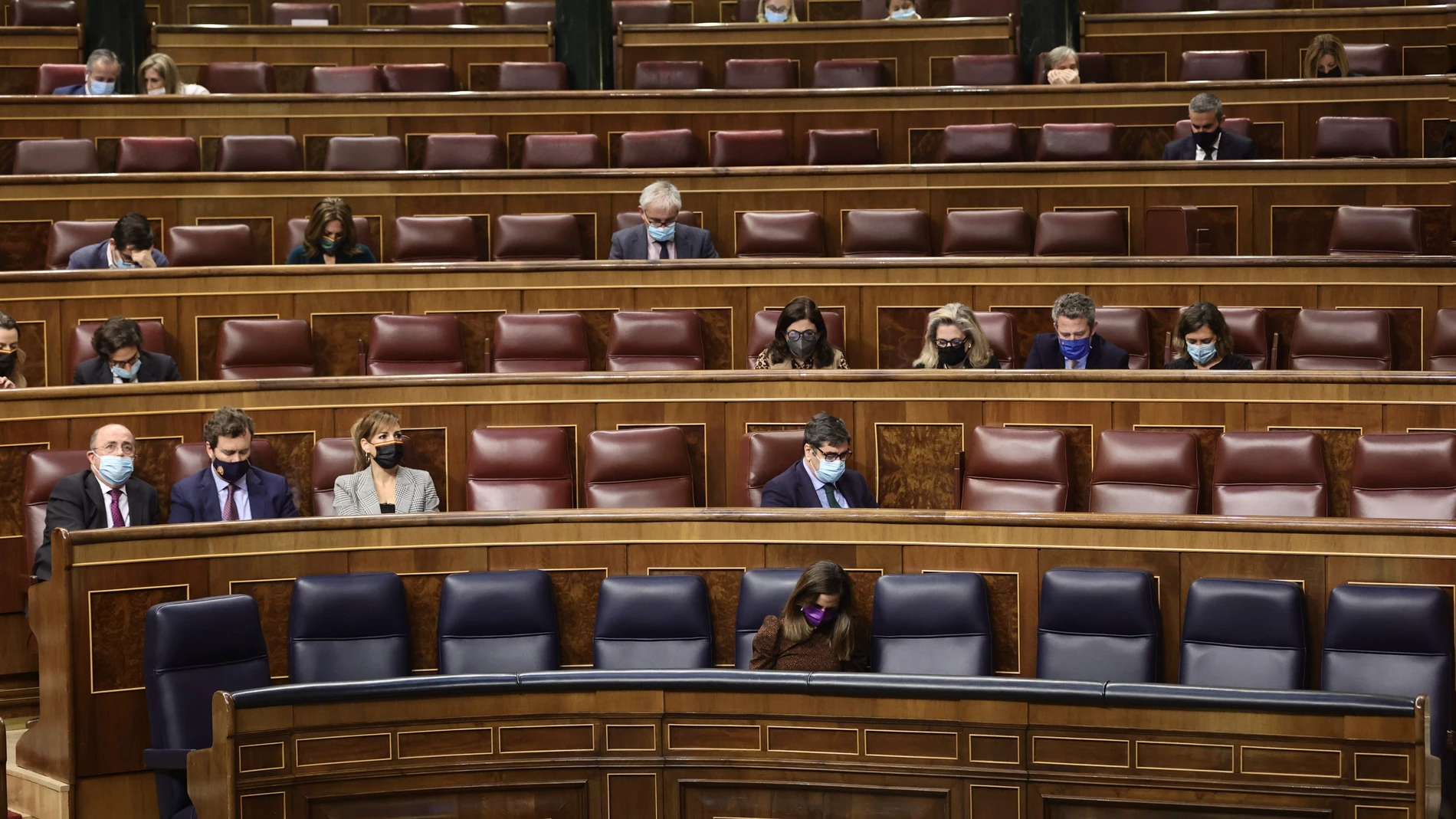 La secretaria general de Podemos y ministra de Derechos Sociales y Agenda 2030, Ione Belarra (abajo-centro), en una sesión plenaria, en el Congreso de los Diputados