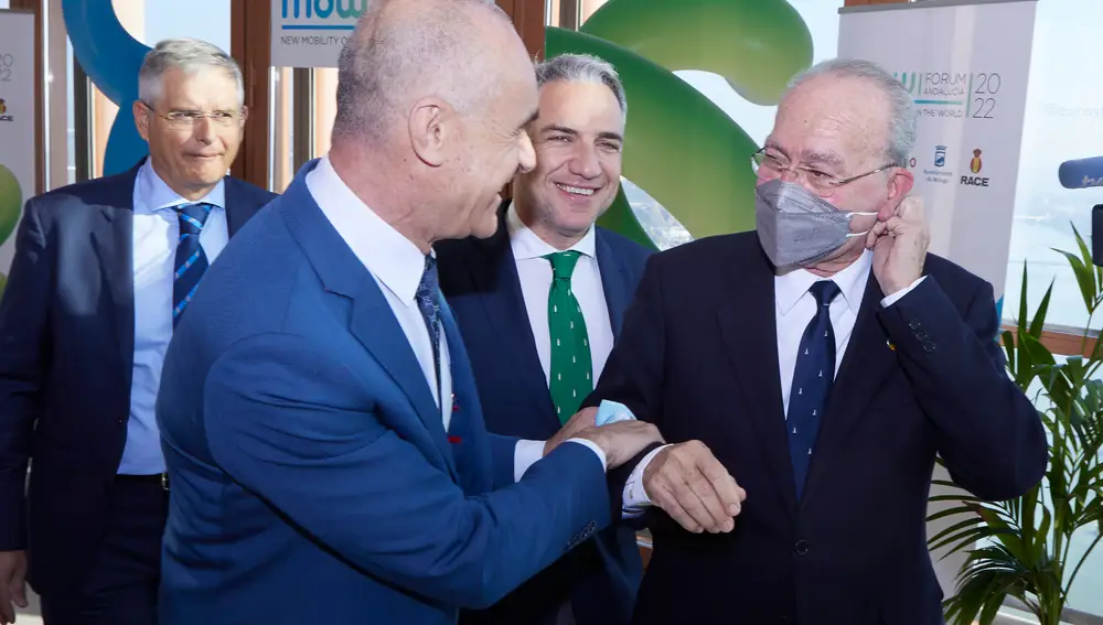 El consejero de Presidencia, Elías Bendodo, (2d) junto a el Alcalde de Sevilla, Antonio Muñoz, (i) y el Alcalde de Málaga, Francisco de la Torre, (d) durante la presentación Mow Forum Andalucía en Torre Sevilla. Joaquín Corchero / Europa Press