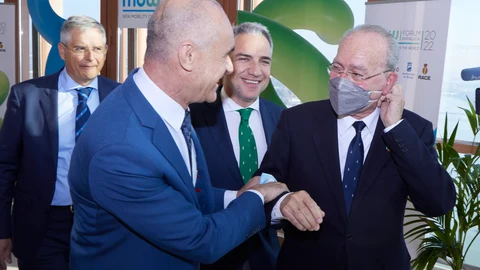 El consejero de Presidencia, Elías Bendodo, (2d) junto a el Alcalde de Sevilla, Antonio Muñoz, (i) y el Alcalde de Málaga, Francisco de la Torre, (d) durante la presentación Mow Forum Andalucía en Torre Sevilla. Joaquín Corchero / Europa Press