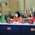 La consejera de Sanidad del Gobierno de Aragón, Sira Repollé (izq.); la ministra de Sanidad, Carolina Darias y la secretaria de Estado de Salud, Silvia Calzón (dcha.), en la rueda de prensa para informar de lo tratado en la Jornada del Sistema Nacional de Salud sobre Vigilancia de Salud Pública, en el Edificio Pignatelli de Zaragoza