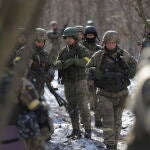 Tropas de Ucrania se preparan para tomar posiciones cerca de Kiev