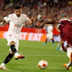 Tecatito chuta ante Zouma durante el Sevilla-West Ham de la Europa League