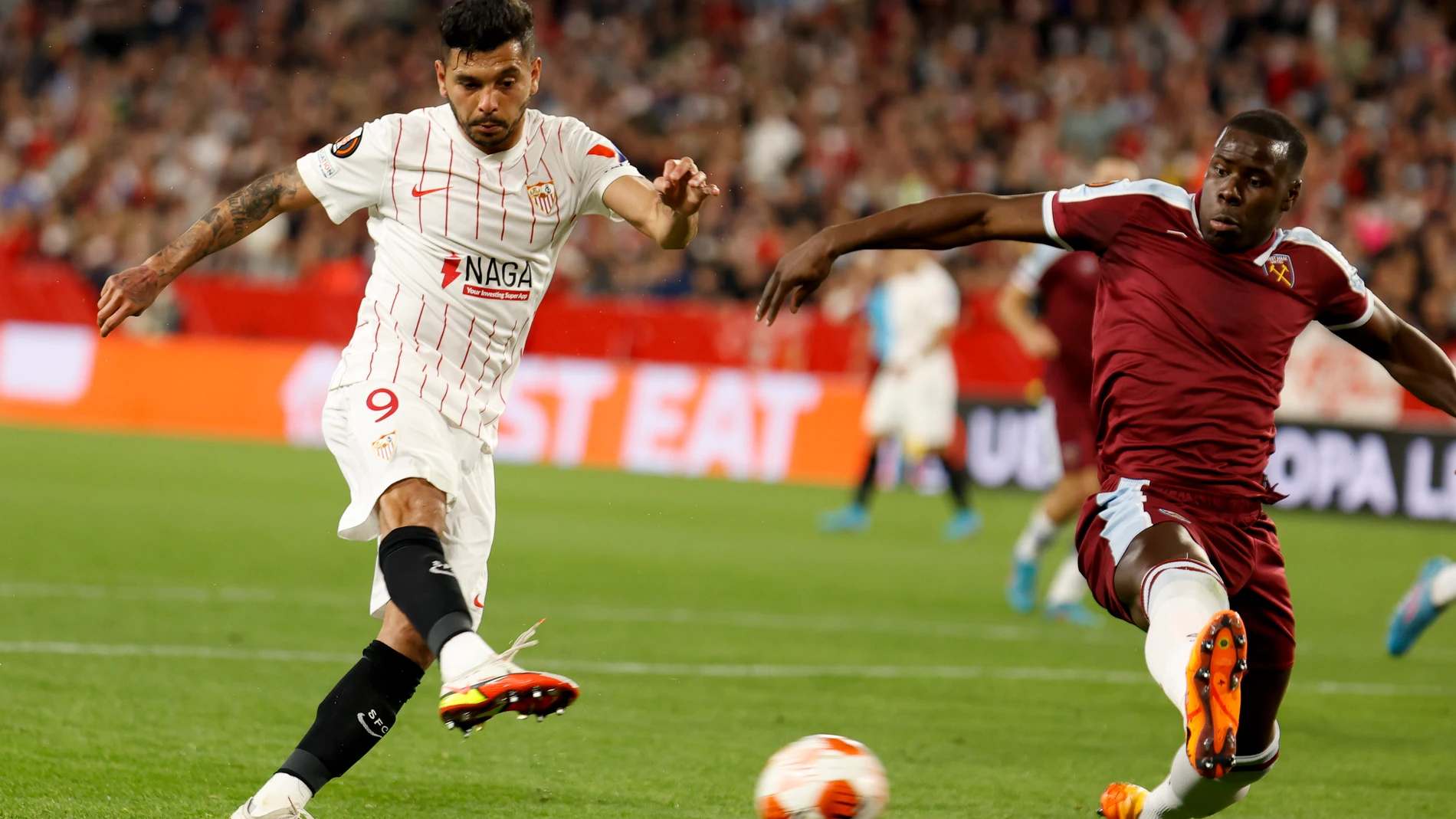 Tecatito chuta ante Zouma durante el Sevilla-West Ham de la Europa League
