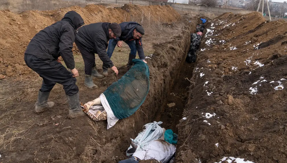Vecinos de la ciudad ucraniana de Mariupol entierran en fosas comunes cadáveres de víctimas