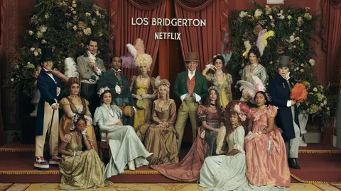 Imagen de los protagonistas españoles de la versión de Los Bridgerton en Mercedes-Benz Fashion Week Madrid.