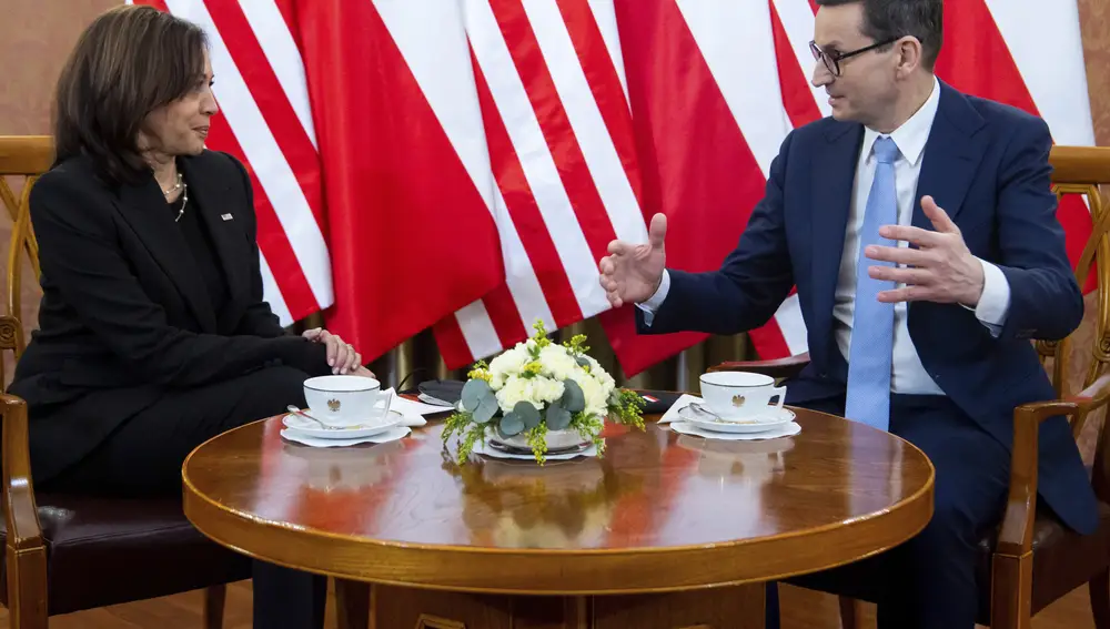 La vicepresidenta de EE UU, Kamala Harris, con el primer ministro polaco, Mateusz Morawiecki