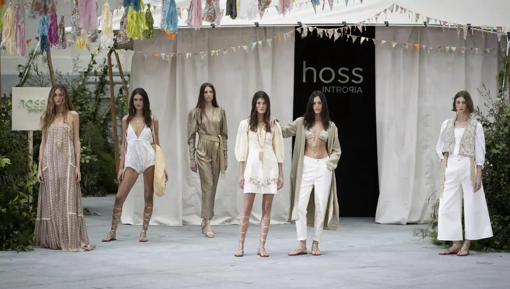 Los modelos visten una creación de Hoss Intropia en la pasarela de la colección durante la Semana de la Moda OFF Pasarela Cibeles Madrid en Madrid el miércoles 9 de marzo de 2022.