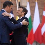 El presidente francés Macron saluda a su homólogo español Pedro Sánchez, en Versalles