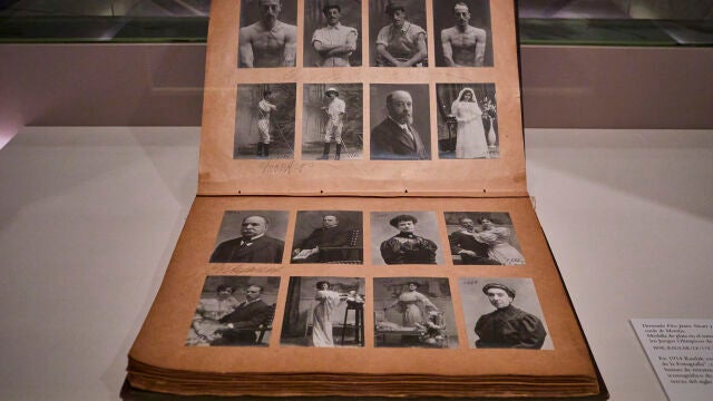 Exposición fotográfica de Kâulak. Antonio Cánovas del Castillo Vallejo fue un intelectual polifacético que desarrolló una intensa actividad en varias facetas, caracterizada por la dinamización de la cultura, y sobre todo de la Fotografía, su vocación. Fue además pintor, crítico de arte, escritor, empresario y político. Su trayectoria y experiencia como fotógrafo tiene dos partes divididas por la creación de la galería Kâulak: la primera amateur, entre los años 1890 y 1904, y la segunda como profesional (Dalton Kâulak) desde éste último año hasta su fallecimiento en 1933. En la exposición se exhiben más de 160 obras (fotografías, libros impresos, grabados, instrumentos de fotografía, óleos, etc.) pertenecientes a la BNE y a otras instituciones y coleccionistas españoles. El interés de Kâulak por la conservación de los originales fotográficos de su archivo, y por la creación de una iconografía con los retratos de personajes de su época (