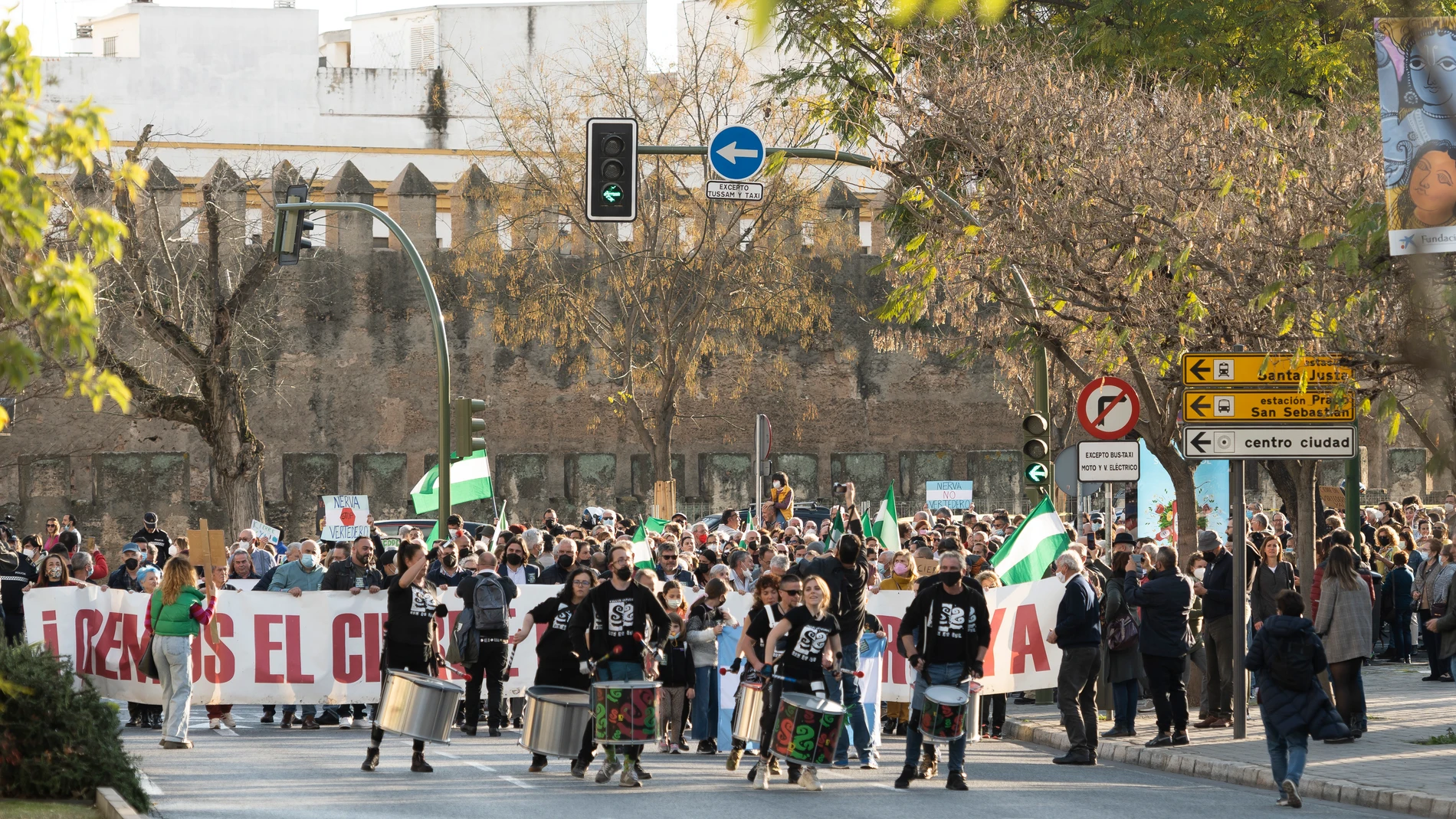 Unas 3.000 personas, la mayoría vecinas de Nerva (Huelva), se han concentrado este jueves a las puertas del Parlamento de Andalucía en Sevilla para pedir que cese la actividad del vertedero de residuos tóxicos de la localidad. EFE/ Raúl Caro.