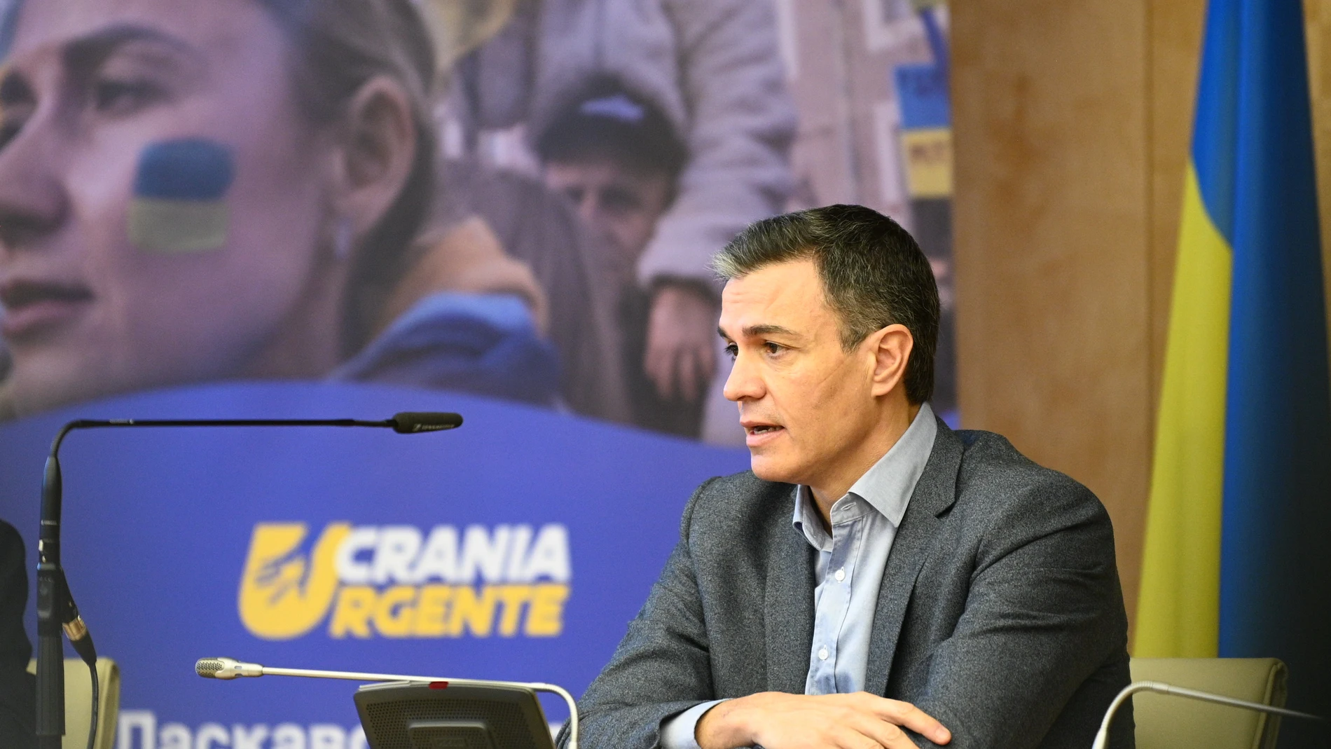 El presidente del Gobierno, Pedro Sánchez, durante su visita al Centro de Atención, Acogida y Derivación de Refugiados Ucranianos, en Pozuelo de Alarcón, ayer